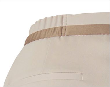 ワイドパンツ 後ろ脇ゴム。ゴムを見せずにウエストを美しく。外から見てもゴムのシワがわかりにくいシークレット仕様。座ったとき、お腹まわりを圧迫することなく、フロント部分をすっきり見せます。