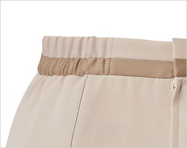 タイトスカート 後ろ脇ゴム。ゴムを見せずにウエストを美しく。外から見てもゴムのシワがわかりにくいシークレット仕様。座ったとき、お腹まわりを圧迫することなく、フロント部分をすっきり見せます。