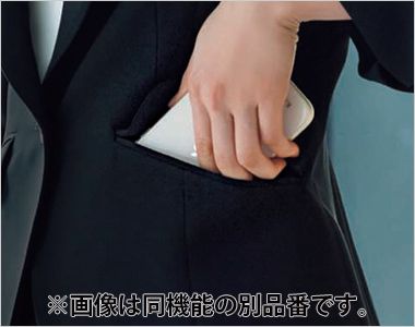 ジレ 大容量ポケット。スマートフォンもすっぽり入る大きめサイズ。