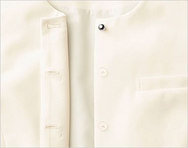 ベスト 胸元の悩みをスマートに解消。胸元に内掛けのバストケアボタンを採用。ボタンのすき間から下着が見えるのを防ぐ、うれしい工夫です。