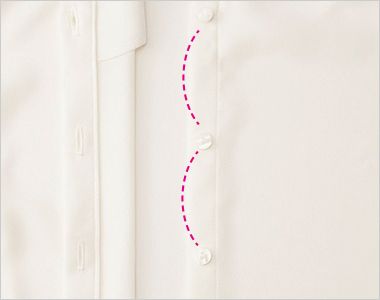 ブラウス（八分袖） バストケアピッチ。胸元からインナーが見えないよう、 内掛けボタンやボタンの間隔を調整。
