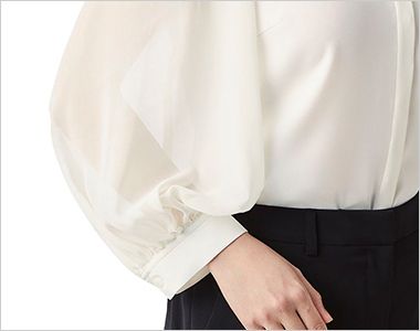 ブラウス（八分袖） 袖部分は、透け感のあるドレープ性に優れたシフォン素材を使用しています。
