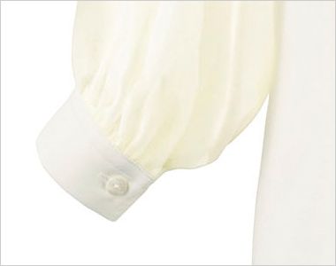 ブラウス（八分袖） 袖口調整カフス。
