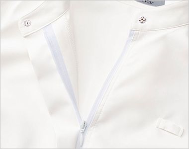 スタンドカラーブラウス（八分袖） 着脱がしやすいフロントファスナー。襟のゴールドボタンがアクセントに。