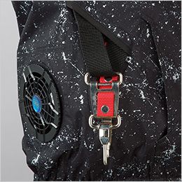 クロダルマ 26880 ハーネス対応ベスト 右脇には草刈り用ベルト取出し口<br></picture>を設けています。