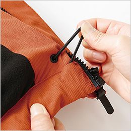 防水防寒ジャケット ボタンを押して長さを調節できる裾ドローコード