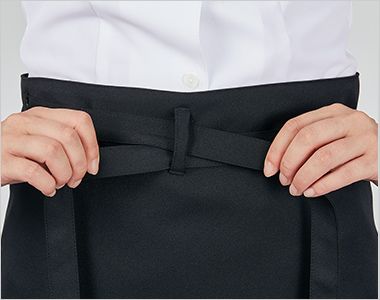 9-1600 1608 1609 Montblanc サロンエプロン [男女兼用] フロント中央にあるベルトループを体の中心に合わせて、腰ひもを通す。