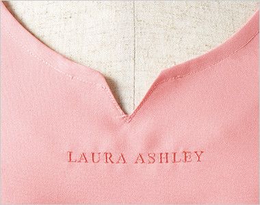 LW501 ローラ アシュレイ 胸当てエプロン(女性用) 前中心はスリット入りで着脱が簡単。ロゴ刺繍入り