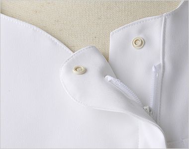 Montblanc LW604 ローラアシュレイ スクラブ[女性用] 襟元をスッキリ見せる、内側スナップ仕様。