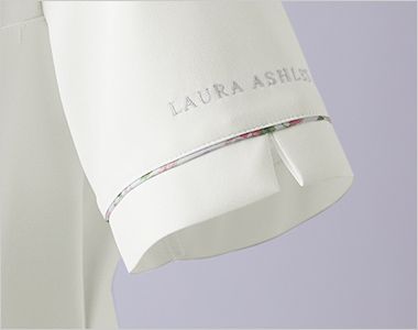 LW812 ローラ アシュレイ 半袖ナースジャケット(女性用) 左袖の配色ラインとさりげないロゴ刺繍