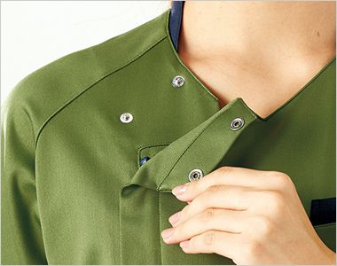 Montblanc MS401 スクラブ[男女兼用] 着脱しやすい肩口スナップ仕様。