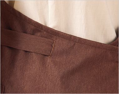 住商モンブラン OV5006 エプロン [男女兼用] 腰ひもを穴に通して結ぶことで着崩れを防止。