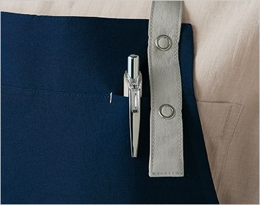 Montblanc OV5009 オニベジ エプロン[男女兼用] 首ひもの先も収納できるペンさしポケット。
