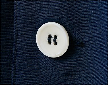 Montblanc OV7001 オニベジ ショップコート[男女兼用] ホワイトのボタンがアクセント。
