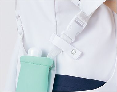 Montblanc RJ500 ジャケット(半袖)[女性用] 消毒液ポーチを肩から斜め掛けしても快適に使える「角度付き」のループ。前屈みになっても垂れ下がり、ぶらつきを防止。
