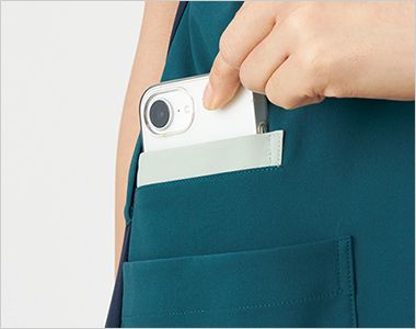 Montblanc RS001 スクラブ[男女兼用] 右脇の小物ポケットは重さのあるスマホなども収納可能。