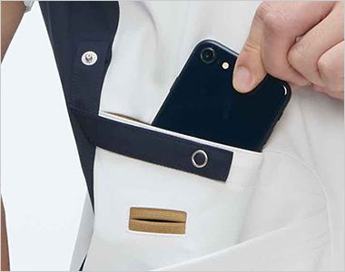 ナガイレーベン AW-5537 スクラブ[男女兼用] 右腰の内側ポケットにはスマートフォン収納可能