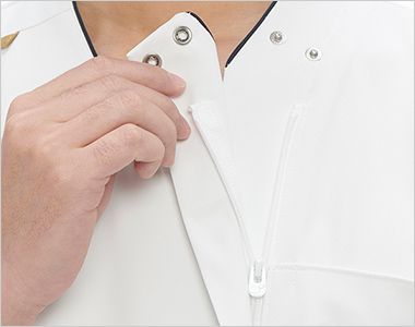 ナガイレーベン AW5577 スクラブ[男女兼用] フロントファスナー開きでメイクやヘアがみだれず簡単に着脱できます。