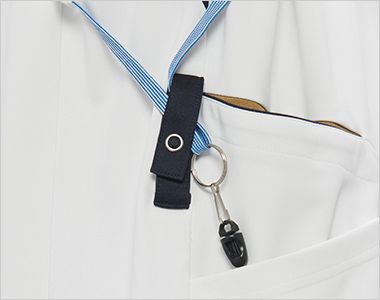 ナガイレーベン AW5577 スクラブ[男女兼用] 右脇ダブルループ。たすき掛けのストラップを固定出来るほか、様々なものをかけることが出来ます。