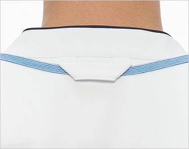 ナガイレーベン AW5577 スクラブ[男女兼用] 後ろ衿ぐり衿吊り付きです。