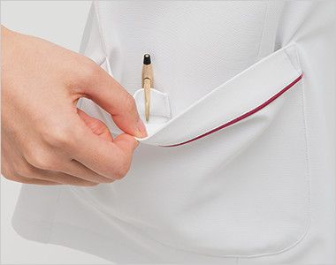 HOS4902 ナガイレーベン チュニック(女性用) ポケットは二重構造で、内側はペン差しポケット