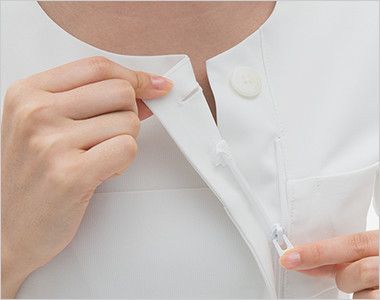 LH6207 ナガイレーベン ビーズベリー 半袖ワンピース(女性用) 襟の内側はボタンとファスナー