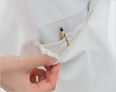 LH6212 ナガイレーベン ビーズベリー ナースジャケット(女性用) ポケットは二重構造で、内側はペン差しポケット