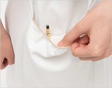 LH6237 ナガイレーベン ビーズベリー ワンピース(女性用) ポケットは二重構造で、内側はペン差しポケット

