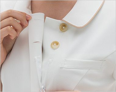 LH6242 ナガイレーベン ビーズベリー チュニック半袖(女性用) 襟の内側はボタンとファスナー