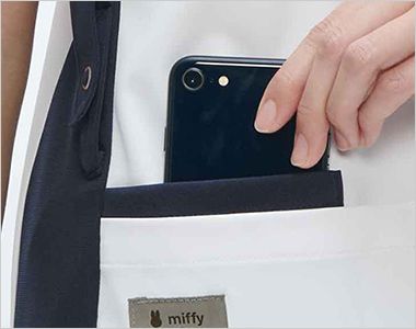 ナガイレーベン MFD-5847 スクラブ[男女兼用] 右腰の内側ポケットにはスマートフォン収納可能