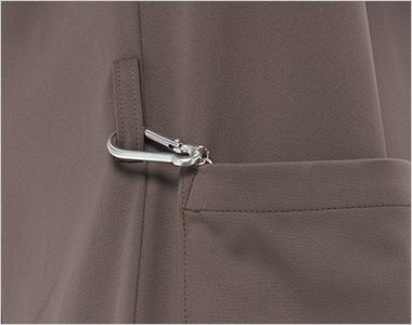 ナガイレーベン MPA3902 MACKINTOSH PHILOSOPHY スクラブ[男性用] 右脇キーループ。鍵やストラップなどをかけるループです。