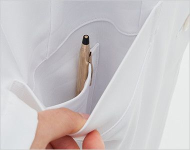SD3040 ナガイレーベン シングル診察衣長袖(女性用) ポケットは二重構造で、内側はペン差しポケット
