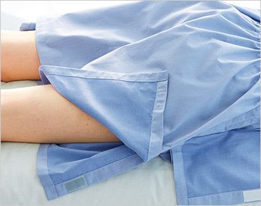 SG303 ナガイレーベン 鍼灸パンツ(男女兼用) 裾が開くため、腎部付近の施術に便利です。

