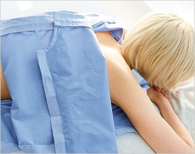 SG304 ナガイレーベン 鍼灸上衣(男女兼用) 前、肩、脇、背中が開くため、様々な部位の施術を行う際にストレスがありません。