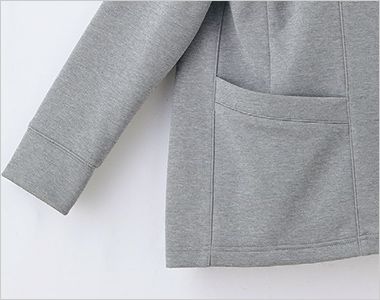 Selery 64071 64078 64079 WSP 裾が垂れないカーディガン 前かがみでもジャマにならず、サッと出し入れしやすい後ろ振りポケット。絶妙な角度と大きさで使いやすさ抜群です。