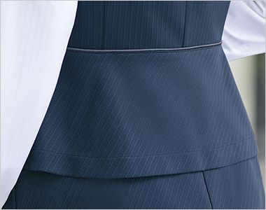ベスト 気になる腰周りをふわっとカバーしながら、ウエスト位置を高く見せてくれるペプラムデザインを採用。