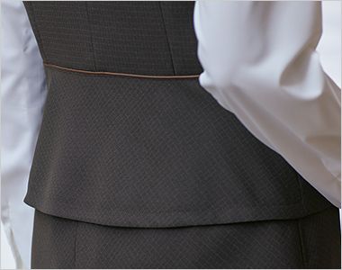 ベスト 気になる腰周りをふわっとカバーしながら、ウエスト位置を高く見せてくれるペプラムデザインを採用。