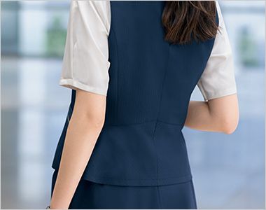 Selery S04740 04741 [通年]ベスト[ストレッチ/エコ/ストライプ] 後ろペプラム。気になる腰周りをふわっとカバーしながら、ウエスト位置を高く見せてくれるペプラムデザインを採用。