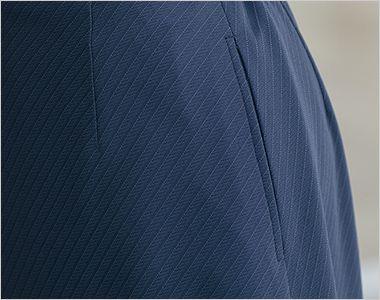 スカート 両腰シームポケット。シルエットをくずさないシームポケットを両サイドに採用し、機能性と洗練感を両立。