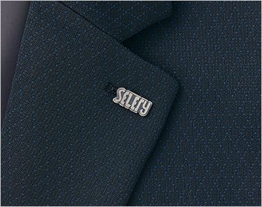 ジャケット 左襟のフラワーホールは、社章などのバッジを留めるポイントに。