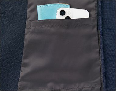 ジャケット 右腰に大きめの内ポケット付き。縫い付け仕様のため重さでポケットが伸びる心配なし。
