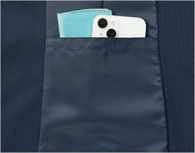 ジャケット 右腰に大きめの内ポケット付き。縫い付け仕様のため重さでポケットが伸びる心配なし。