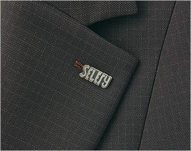ジャケット 左襟のフラワーホールは、社章などのバッジを留めるポイントに。