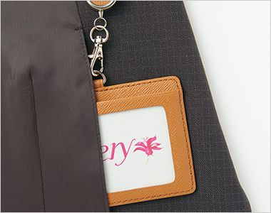 ジャケット すっきりスムーズに収納できるタテ型内ポケット。