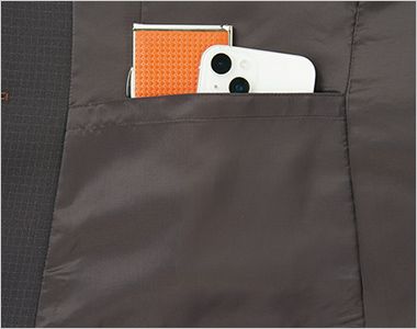 ジャケット 右腰に大きめの内ポケット付き。縫い付け仕様のため重さでポケットが伸びる心配なし。