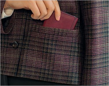 ジャケット 名刺入れなどの小物をサッと収納できる便利な腰ポケット付き。