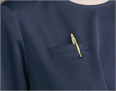 プルオーバー 右胸には、胸にペンが当たらずに差せる深さのポケット付き。