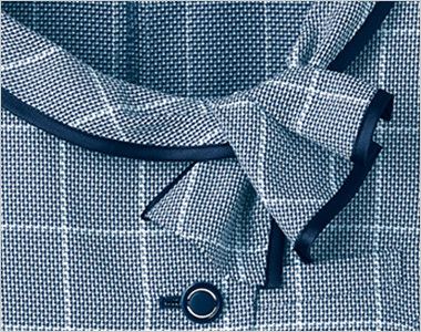 Selery S-50941 50947 [春夏用]オーバーブラウス 華やかさを添えるリボンは、サッと穴に通すだけの縫い付け仕様で、簡単に立体感のある襟元に仕上がります