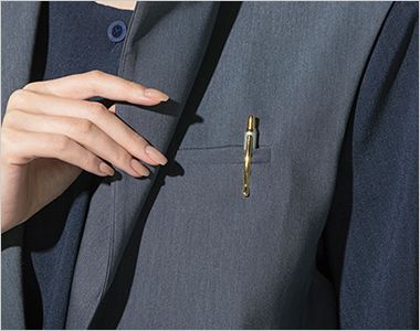 ロングベスト 左胸にはペンが差せる深さの胸ポケット付き。