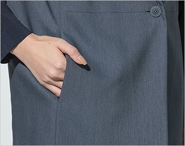 ロングベスト 左右に小物を出し入れしやすいサイドポケット付き。